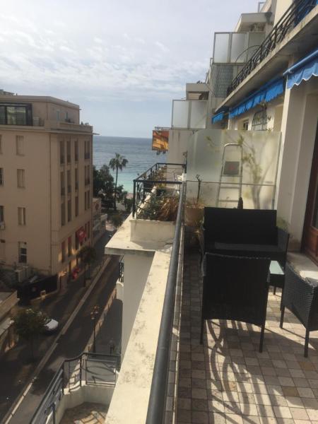 Na zdjęciu widoczny jest obiekt Appartement Carré d'Or Vue sur Mer położony w mieście Nicea.