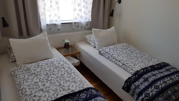 På bilden syns objektet Guesthouse Mora som ligger i staden Bíldudalur.
