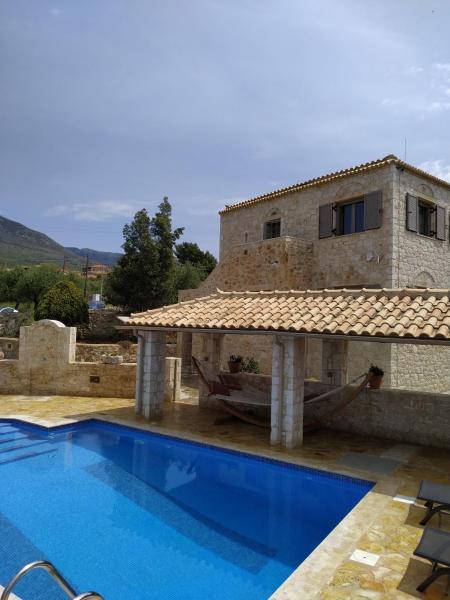 A la foto es mostra l'objecte Villa Antares situat a la ciutat de Áno Rínglia.