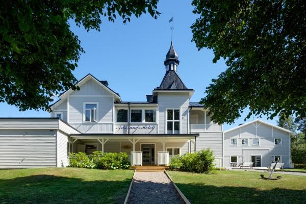 Na zdjęciu widoczny jest obiekt Arkösunds Hotell położony w mieście Arkösund.