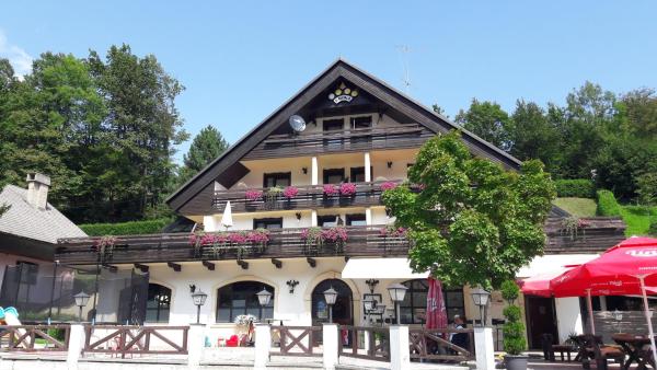 A la foto es mostra l'objecte Sobe Krona situat a la ciutat de Radovljica.