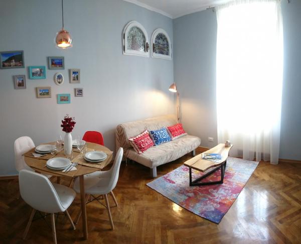 Black Gate - 2 Bedroom Apartment in the Heart of Old Town with Free Private Secured Parking, Braşov