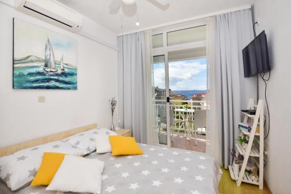 A la foto es mostra l'objecte Apartmani Mira Sumić situat a la ciutat de Podgora.