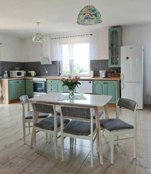 Auf dem Foto ist das Objekt Rodzinny Apartament na Kaszubach in der Stadt Męcikał zu sehen.