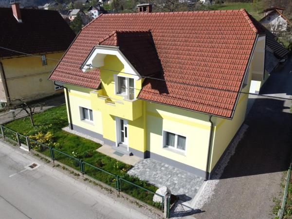Na zdjęciu widoczny jest obiekt Primula Apartment położony w mieście Blejska Dobrava.