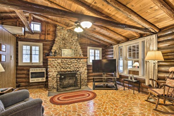 A la foto es mostra l'objecte Lakefront 1930s Log Cabin with Dock and Fire Pit! situat a la ciutat de Cumberland.