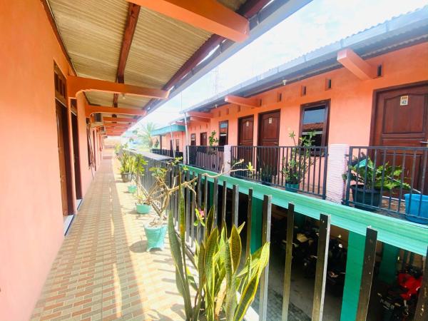 En la foto se muestra el objeto Hotel Gerung 1 near Alun Alun Nganjuk Mitra RedDoorz ubicado en la ciudad de Nganjuk.