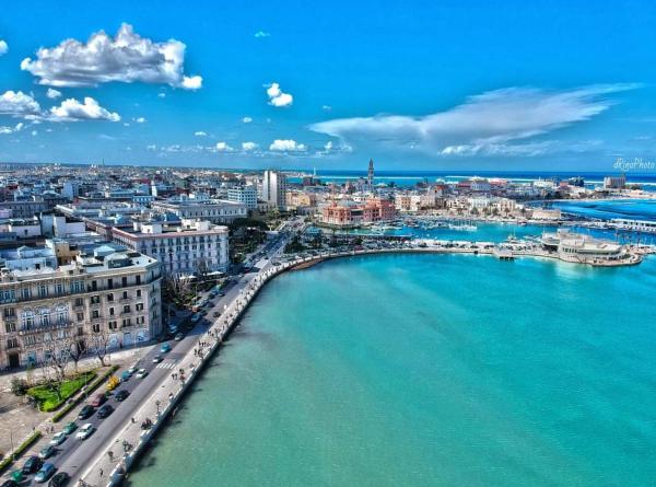 A la foto es mostra l'objecte Olimpia House - Central Station situat a la ciutat de Bari.
