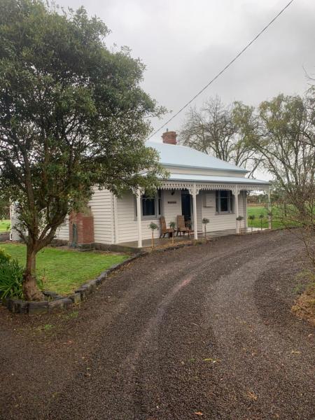 The photo shows the Skibo Cottage located in the city of Cobden.