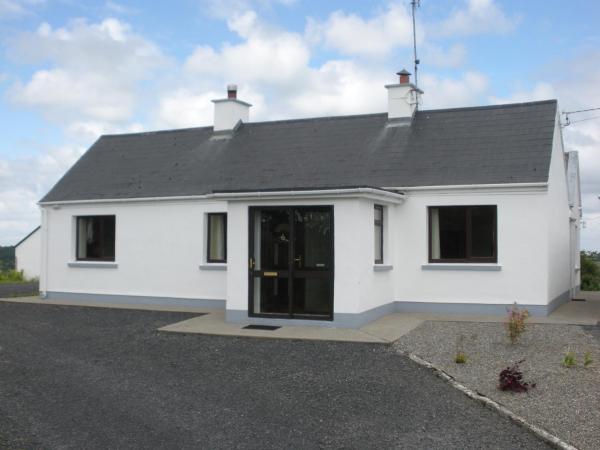 På billedet ses objektet Beautiful 3-Bed House in Knock beliggende i byen Ballyhaunis.