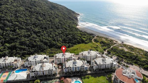 På billedet ses objektet Villa Giardino - Condomínio de Frente para o Mar - Piscina, Quadra Esportiva, Churrasqueira - 5 Pessoas beliggende i byen Florianópolis.