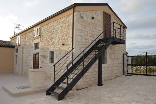 The photo shows the Il Carrubo Holiday House located in the city of Scicli.
