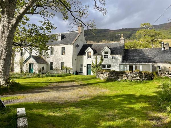 A la foto es mostra l'objecte Inverlael Farm Cottages situat a la ciutat de Leckmelm.