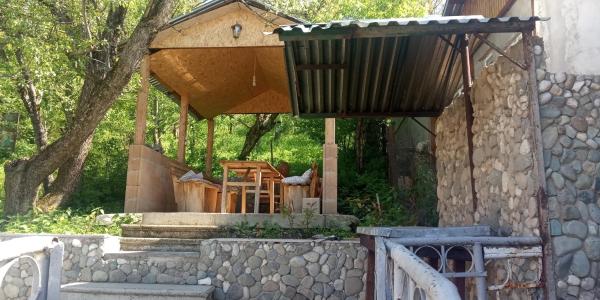 A la foto es mostra l'objecte BBQ House situat a la ciutat de Dilijan.