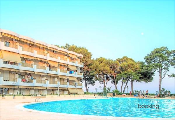 Na fotografii je vidět objekt New Loft internacional , climatizado con piscina y playa. nacházející se ve městě Cambrils.
