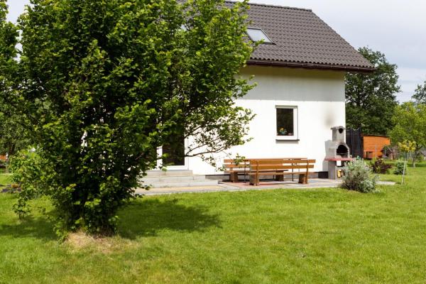 Na fotografii je vidět objekt Holiday House KURNIK - Garden, Grill & Relax by Noclegi Renters nacházející se ve městě Warnowo.