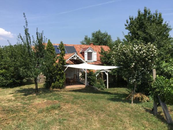 Na foto é possível ver o objeto Csobánc Szerelem-Nemzeti Park-Önalló Ház - klimatizált localizado na cidade de Diszel.