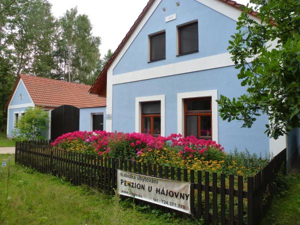Na fotografii je vidět objekt Penzion U hájovny u pískoven - Vlkov nacházející se ve městě Vlkov.