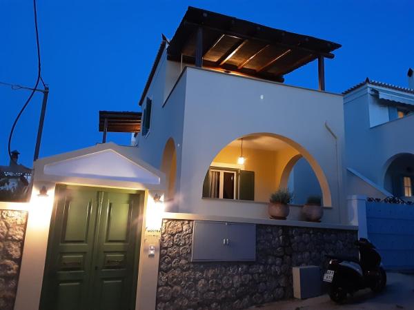 På billedet ses objektet Mostra beliggende i byen Spetses.