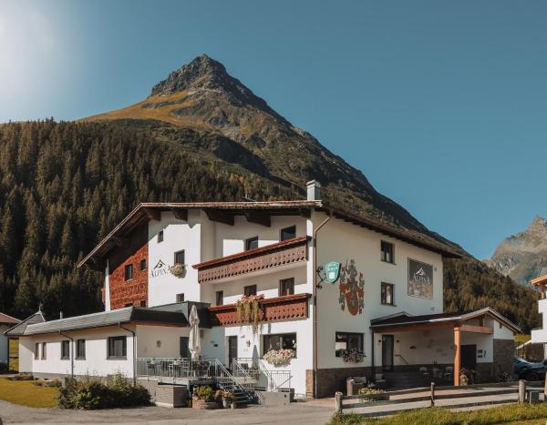 På bilden syns objektet Hotel Alpina som ligger i staden Galtür.