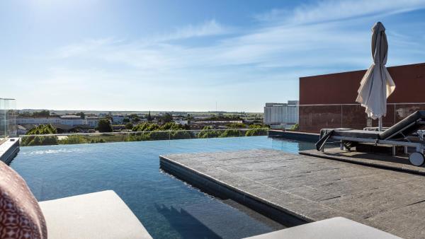 På bildet vises objektet Vitoria Stone Hotel som ligger i byen Évora.