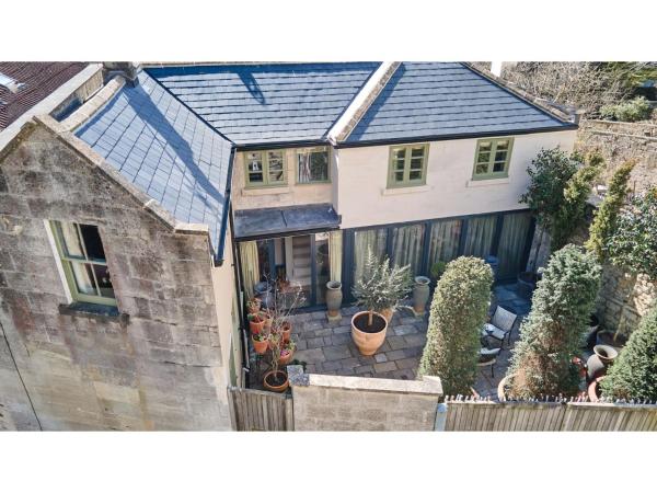 Oppulent Lansdown Crescent Mews House with Free parking - Pass the Keys, Bath