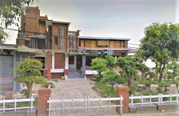 The photo shows the Villa Mediana located in the city of Pacet.
