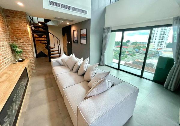 A la foto es mostra l'objecte Room Actually Service Apartment situat a la ciutat de Karon.