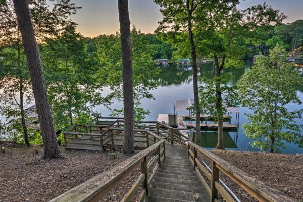 Zdjęcie 3: Dock, Hot Tub & Kayaks: Luxe Hot Springs Lakehouse