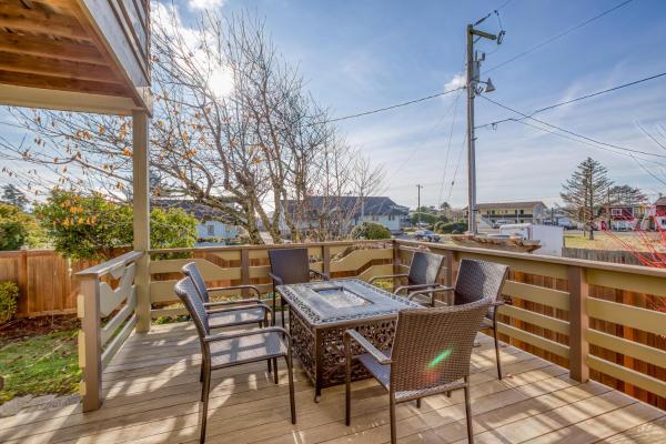 The photo shows the Pacific City Beach House - Meredith Lodging located in the city of Pacific City.