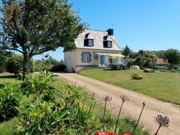 Na zdjęciu widoczny jest obiekt Holiday Home Les Hortensias by Interhome położony w mieście Lanmérin.