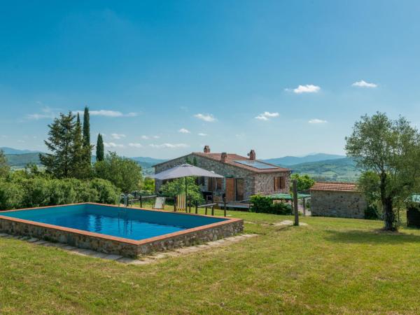 Na fotografii je vidět objekt Holiday Home Valmarinella by Interhome nacházející se ve městě Ravi.