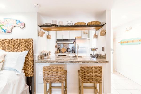På billedet ses objektet Stunning Ocean Views STEPS from the Beach with Pool! Fabulous 4th Floor Studio! beliggende i byen Edgewater.