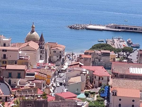 Na zdjęciu widoczny jest obiekt Casa Adelegigi położony w mieście Cetara.