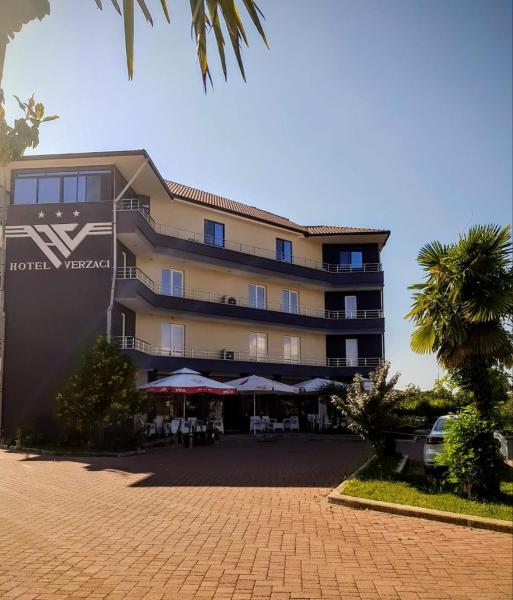 En la foto se muestra el objeto Hotel Verzaci ubicado en la ciudad de Rinas.