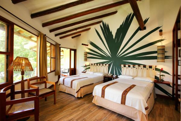 Villa Maya, Flores