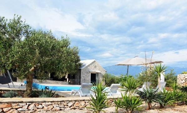 På billedet ses objektet Holiday house in Pucišca with terrace, WiFi, washing machine (887-1) beliggende i byen Pučišća.