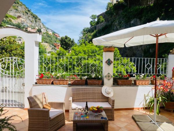 A la foto es mostra l'objecte Casa Angela situat a la ciutat de Positano.