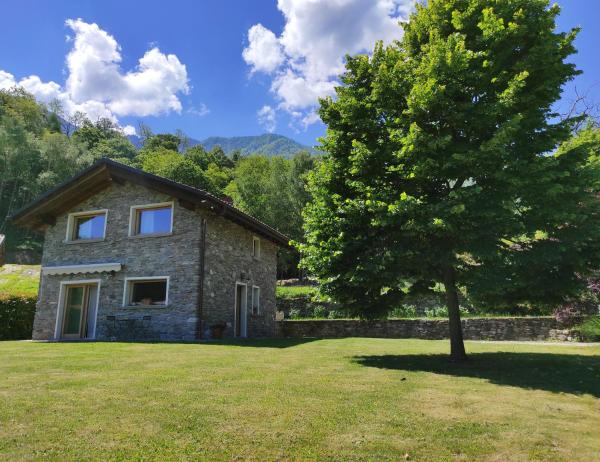 Nella foto è visibile l'oggetto Casa il Tiglio affacciata sul lago di Como situato nella città di Colico.