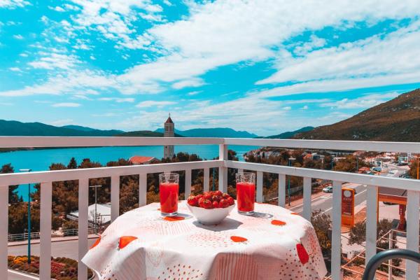 På bildet vises objektet Rooms Bačić som ligger i byen Neum.
