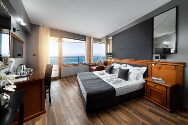 Na fotografii je vidět objekt Petrov Family Hotel nacházející se ve městě Nesebar.