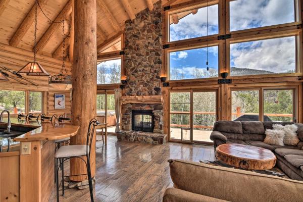 Billede 5: Spacious, Luxe Cabin with Mtn Views, Sauna and More!