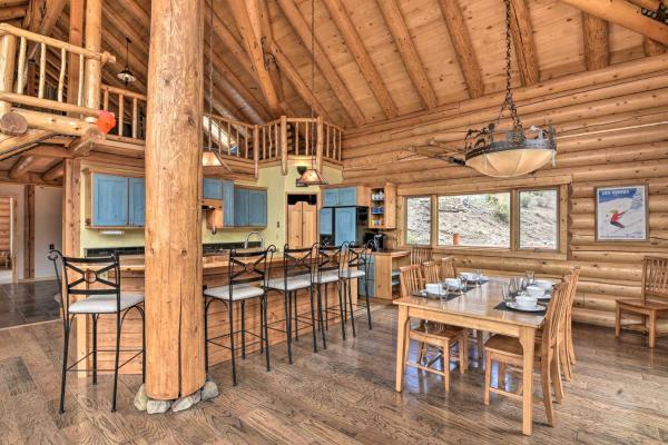 Billede 7: Spacious, Luxe Cabin with Mtn Views, Sauna and More!