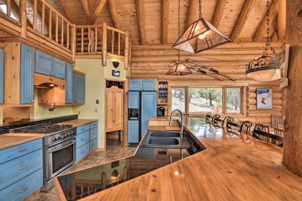 Billede 9: Spacious, Luxe Cabin with Mtn Views, Sauna and More!