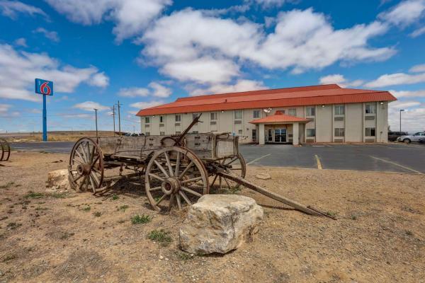 Na foto é possível ver o objeto Motel 6-Moriarty, NM localizado na cidade de Moriarty.