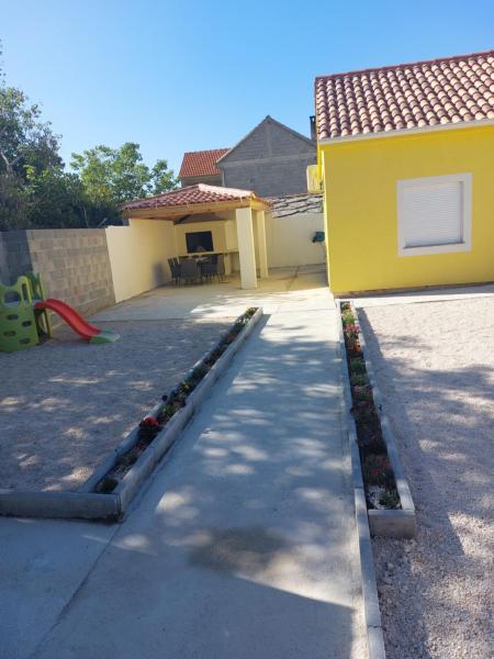 A la foto es mostra l'objecte Ferienhaus Karlo situat a la ciutat de Pridraga.