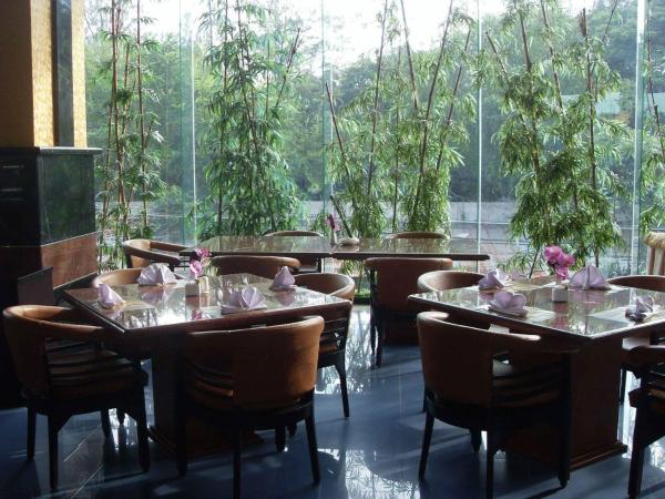 写真にはWonokitri 2市にあるHotel Ovalが写っています。