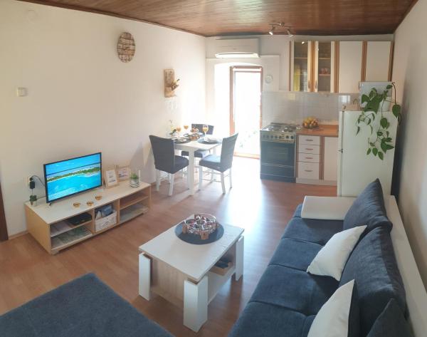 Na zdjęciu widoczny jest obiekt Apartman Lusi położony w mieście Buzdohanj.