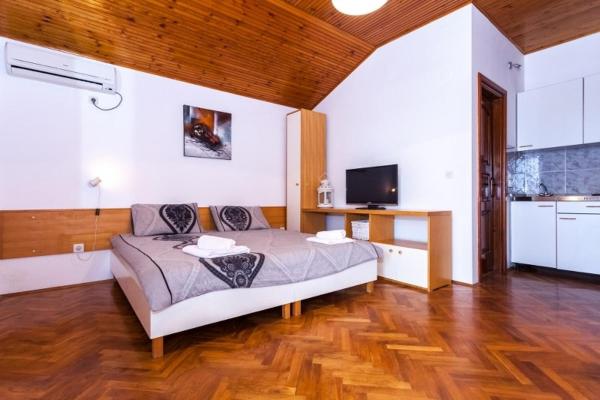 Na fotografii je vidět objekt Studio Apartment Pakostane (3475-5) nacházející se ve městě Pakoštane.