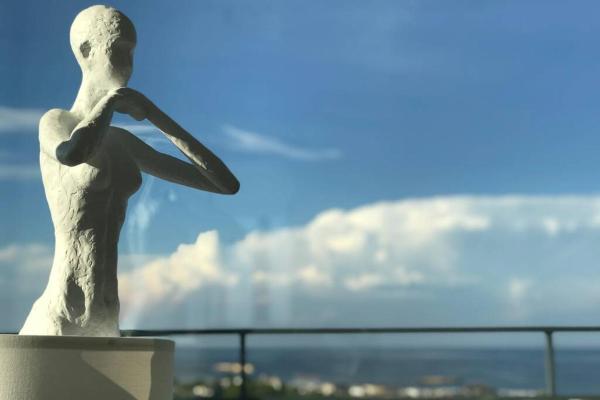 Na zdjęciu widoczny jest obiekt Donna Alba Seaview Penthouse, casa ta de pe plajă położony w mieście Neptun.